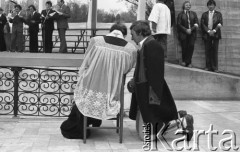 3.05.1981, Szczecin, Polska.
Uroczystość poświęcenia sztandaru Niezależnego Samorządnego Związku Zawodowego Solidarność Pomorza Zachodniego. Na zdjęciu ksiądz-spowiednik spowiada górala.
Fot. NN, zbiory Ośrodka KARTA/Independent Polish Agency (IPA), przekazał Józef Lebenbaum

