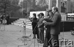 3.05.1981, Szczecin, Polska.
Uroczystość poświęcenia sztandaru Niezależnego Samorządnego Związku Zawodowego Solidarność Pomorza Zachodniego. Na zdjęciu kobiety i mężczyźni na scenie.
Fot. NN, zbiory Ośrodka KARTA/Independent Polish Agency (IPA), przekazał Józef Lebenbaum

