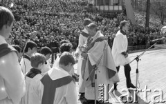 3.05.1981, Szczecin, Polska.
Uroczystość poświęcenia sztandaru Niezależnego Samorządnego Związku Zawodowego Solidarność Pomorza Zachodniego. Na zdjęciu biskup szczeciński Kazimierz Majdański udziela Komunii Świętej.
Fot. NN, zbiory Ośrodka KARTA/Independent Polish Agency (IPA), przekazał Józef Lebenbaum

