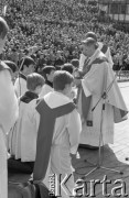 3.05.1981, Szczecin, Polska.
Uroczystość poświęcenia sztandaru Niezależnego Samorządnego Związku Zawodowego Solidarność Pomorza Zachodniego. Na zdjęciu biskup szczeciński Kazimierz Majdański udziela Komunii Świętej.
Fot. NN, zbiory Ośrodka KARTA/Independent Polish Agency (IPA), przekazał Józef Lebenbaum

