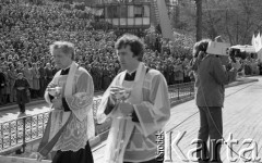 3.05.1981, Szczecin, Polska.
Uroczystość poświęcenia sztandaru Niezależnego Samorządnego Związku Zawodowego Solidarność Pomorza Zachodniego. Na zdjęciu księża z kielichami.
Fot. NN, zbiory Ośrodka KARTA/Independent Polish Agency (IPA), przekazał Józef Lebenbaum

