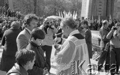 3.05.1981, Szczecin, Polska.
Uroczystość poświęcenia sztandaru Niezależnego Samorządnego Związku Zawodowego Solidarność Pomorza Zachodniego. Na zdjęciu ksiądz udziela Komunii Świętej.
Fot. NN, zbiory Ośrodka KARTA/Independent Polish Agency (IPA), przekazał Józef Lebenbaum

