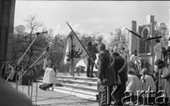 3.05.1981, Szczecin, Polska.
Uroczystość poświęcenia sztandaru Niezależnego Samorządnego Związku Zawodowego Solidarność Pomorza Zachodniego. Na zdjęciu poczet sztandarowy. W głębi dwaj klęczący mężczyźni i obraz Marki Boskiej Częstochowskiej.
Fot. NN, zbiory Ośrodka KARTA/Independent Polish Agency (IPA), przekazał Józef Lebenbaum

