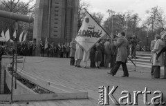 3.05.1981, Szczecin, Polska.
Uroczystość poświęcenia sztandaru Niezależnego Samorządnego Związku Zawodowego Solidarność Pomorza Zachodniego. Na zdjęciu Marian Jurczyk ze sztandarem.
Fot. NN, zbiory Ośrodka KARTA/Independent Polish Agency (IPA), przekazał Józef Lebenbaum

