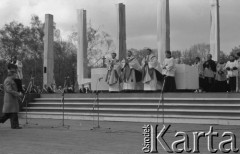 3.05.1981, Szczecin, Polska.
Uroczystość poświęcenia sztandaru Niezależnego Samorządnego Związku Zawodowego Solidarność Pomorza Zachodniego. Na zdjęciu duchowni koncelebrujący mszę świętą, wśród nich biskup szczeciński Kazimierz Majdański.
Fot. NN, zbiory Ośrodka KARTA/Independent Polish Agency (IPA), przekazał Józef Lebenbaum

