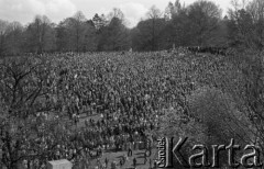 3.05.1981, Szczecin, Polska.
Uroczystość poświęcenia sztandaru Niezależnego Samorządnego Związku Zawodowego Solidarność Pomorza Zachodniego. Na zdjęciu tłum zgromadzony w amfiteatrze.
Fot. NN, zbiory Ośrodka KARTA/Independent Polish Agency (IPA), przekazał Józef Lebenbaum

