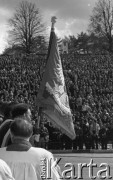 3.05.1981, Szczecin, Polska.
Uroczystość poświęcenia sztandaru Niezależnego Samorządnego Związku Zawodowego Solidarność Pomorza Zachodniego. Na zdjęciu sztandar, w tle tłum.
Fot. NN, zbiory Ośrodka KARTA/Independent Polish Agency (IPA), przekazał Józef Lebenbaum

