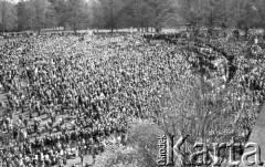 3.05.1981, Szczecin, Polska.
Uroczystość poświęcenia sztandaru Niezależnego Samorządnego Związku Zawodowego Solidarność Pomorza Zachodniego. Na zdjęciu tłum, który przyszedł na uroczystość.
Fot. NN, zbiory Ośrodka KARTA/Independent Polish Agency (IPA), przekazał Józef Lebenbaum

