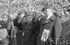 3.05.1981, Szczecin, Polska.
Uroczystość poświęcenia sztandaru Niezależnego Samorządnego Związku Zawodowego Solidarność Pomorza Zachodniego. Na zdjęciu tłum zgromadzony w amfiteatrze. Na pierwszym planie weterani Wojska Polskiego.
Fot. NN, zbiory Ośrodka KARTA/Independent Polish Agency (IPA), przekazał Józef Lebenbaum

