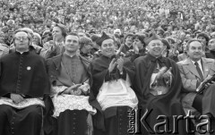 3.05.1981, Szczecin, Polska.
Uroczystość poświęcenia sztandaru Niezależnego Samorządnego Związku Zawodowego Solidarność Pomorza Zachodniego. Na zdjęciu duchowni, którzy przybyli na uroczystość.
Fot. NN, zbiory Ośrodka KARTA/Independent Polish Agency (IPA), przekazał Józef Lebenbaum

