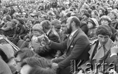 3.05.1981, Szczecin, Polska.
Uroczystość poświęcenia sztandaru Niezależnego Samorządnego Związku Zawodowego Solidarność Pomorza Zachodniego. Na zdjęciu tłum zgromadzony w amfiteatrze, w środku Jan Kułaj i Piotr Baumgart.
Fot. NN, zbiory Ośrodka KARTA/Independent Polish Agency (IPA), przekazał Józef Lebenbaum

