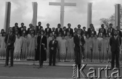 3.05.1981, Szczecin, Polska.
Uroczystość poświęcenia sztandaru Niezależnego Samorządnego Związku Zawodowego Solidarność Pomorza Zachodniego. Na zdjęciu artyści na scenie amfiteatru: (od lewej) Krzysztof Kolberger, Daniel Olbrychski, Hanna Stankówna, Piotr Garlicki.
Fot. NN, zbiory Ośrodka KARTA/Independent Polish Agency (IPA), przekazał Józef Lebenbaum

