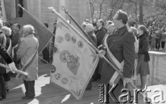 3.05.1981, Szczecin, Polska.
Uroczystość poświęcenia sztandaru Niezależnego Samorządnego Związku Zawodowego Solidarność Pomorza Zachodniego. Na zdjęciu mężcyzźni ze sztandarami. Na jednym ze sztandarów napis: 