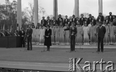 3.05.1981, Szczecin, Polska.
Uroczystość poświęcenia sztandaru Niezależnego Samorządnego Związku Zawodowego Solidarność Pomorza Zachodniego. Na zdjęciu artyści na scenie amfiteatru: (od lewej) Krzysztof Kolberger, Daniel Olbrychski, Hanna Stankówna, Piotr Garlicki.
Fot. NN, zbiory Ośrodka KARTA/Independent Polish Agency (IPA), przekazał Józef Lebenbaum

