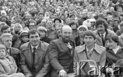 3.05.1981, Szczecin, Polska.
Uroczystość poświęcenia sztandaru Niezależnego Samorządnego Związku Zawodowego Solidarność Pomorza Zachodniego. Na zdjęciu tłum zgromadzony w amfiteatrze, w środku Jan Kułaj i Piotr Baumgart.
Fot. NN, zbiory Ośrodka KARTA/Independent Polish Agency (IPA), przekazał Józef Lebenbaum

