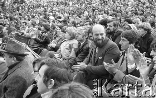 3.05.1981, Szczecin, Polska.
Uroczystość poświęcenia sztandaru Niezależnego Samorządnego Związku Zawodowego Solidarność Pomorza Zachodniego. Na zdjęciu tłum zgromadzony w amfiteatrze, w środku roześmiany Piotr Baumgart.
Fot. NN, zbiory Ośrodka KARTA/Independent Polish Agency (IPA), przekazał Józef Lebenbaum

