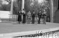 3.05.1981, Szczecin, Polska.
Uroczystość poświęcenia sztandaru Niezależnego Samorządnego Związku Zawodowego Solidarność Pomorza Zachodniego. Na zdjęciu kobiety i mężczyźni biorący udział w uroczystości.
Fot. NN, zbiory Ośrodka KARTA/Independent Polish Agency (IPA), przekazał Józef Lebenbaum

