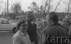 6-12.06. 1981, Warszawa, Polska.
Wizyta Czesława Miłosza w Polsce po otrzymaniu Literackiej Nagrody Nobla. Seweryn Jaworski (od lewej), Mirosław Odorowski (w okularach, odwrócony bokiem) czekają na warszawskim Okęciu na przybycie pisarza. 
Fot. NN, zbiory Ośrodka KARTA/Independent Polish Agency (IPA) przekazał Józef Lebenbaum