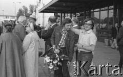 6-12.06. 1981, Warszawa, Polska.
Wizyta Czesława Miłosza w Polsce po otrzymaniu Literackiej Nagrody Nobla. Grupa osób czekająca na warszawskim Okęciu na przybycie pisarza, z kwiatami w ręku stoi Mirosław Odorowski. 
Fot. NN, zbiory Ośrodka KARTA/Independent Polish Agency (IPA) przekazał Józef Lebenbaum
