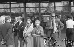 6-12.06. 1981, Warszawa, Polska.
Wizyta Czesława Miłosza w Polsce po otrzymaniu Literackiej Nagrody Nobla - oczekiwanie na przybycie pisarza-noblisty. Z prawej strony stoi Krzysztof Ćliwiński.
Fot. NN, zbiory Ośrodka KARTA/Independent Polish Agency (IPA) przekazał Józef Lebenbaum