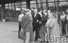 6-12.06. 1981, Warszawa, Polska.
Wizyta Czesława Miłosza w Polsce po otrzymaniu Literackiej Nagrody Nobla - oczekiwanie na przybycie pisarza-noblisty. Obecni m.in. Mirosław Odorowski (trzeci z prawej strony, na drugim planie), Krzysztof Ćliwiński (pierwszy z prawej strony, na drugim planie) oraz Seweryn Jaworski (odwrócony z aktówką).  
Fot. NN, zbiory Ośrodka KARTA/Independent Polish Agency (IPA) przekazał Józef Lebenbaum