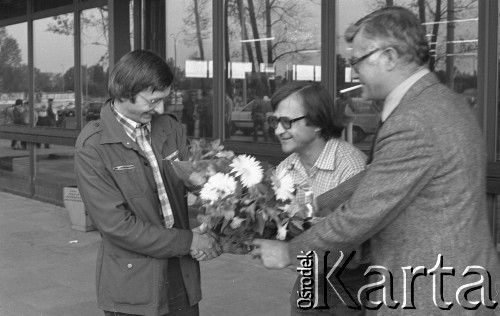 6-12.06. 1981, Warszawa, Polska.
Wizyta Czesława Miłosza w Polsce po otrzymaniu Literackiej Nagrody Nobla - oczekiwanie na przybycie pisarza-noblisty na warszawskim Okęciu. Pierwszy z lewej strony stoi Mirosław Odorowski, NN i Krzysztof Ćliwiński. 
Fot. NN, zbiory Ośrodka KARTA/Independent Polish Agency (IPA) przekazał Józef Lebenbaum