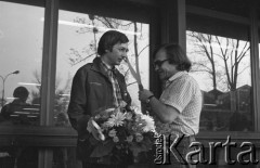6-12.06. 1981, Warszawa, Polska.
Wizyta Czesława Miłosza w Polsce po otrzymaniu Literackiej Nagrody Nobla - oczekiwanie na przybycie pisarza-noblisty na warszawskim Okęciu. Mirosław Odorowski z bukietem kwiatów w rękach. 
Fot. NN, zbiory Ośrodka KARTA/Independent Polish Agency (IPA) przekazał Józef Lebenbaum