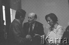 6-12.06. 1981, Warszawa, Polska.
Wizyta Czesława Miłosza w Polsce po otrzymaniu Literackiej Nagrody Nobla - oczekiwanie na przybycie pisarza-noblisty. 
Fot. NN, zbiory Ośrodka KARTA/Independent Polish Agency (IPA) przekazał Józef Lebenbaum