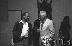 6-12.06.1981, Warszawa, Polska.
Wizyta Czesława Miłosza w Polsce po otrzymaniu Literackiej Nagrody Nobla - oczekiwanie na przybycie pisarza-noblisty. 
Fot. NN, zbiory Ośrodka KARTA/Independent Polish Agency (IPA) przekazał Józef Lebenbaum