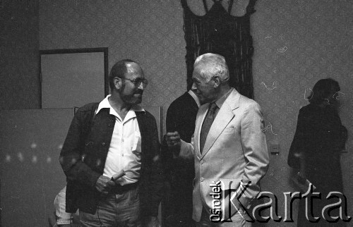 6-12.06.1981, Warszawa, Polska.
Wizyta Czesława Miłosza w Polsce po otrzymaniu Literackiej Nagrody Nobla - oczekiwanie na przybycie pisarza-noblisty. 
Fot. NN, zbiory Ośrodka KARTA/Independent Polish Agency (IPA) przekazał Józef Lebenbaum