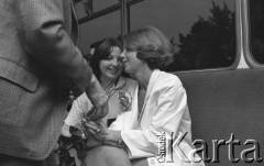 6-12.06.1981, Warszawa, Polska.
Wizyta Czesława Miłosza w Polsce po otrzymaniu Literackiej Nagrody Nobla - oczekiwanie na przybycie noblisty. W białym żakiecie - Carol Thigpen.
Fot. NN, zbiory Ośrodka KARTA/Independent Polish Agency (IPA) przekazał Józef Lebenbaum