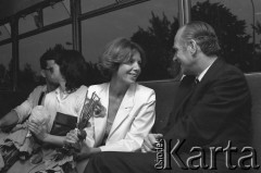 6-12.06.1981, Warszawa, Polska.
Wizyta Czesława Miłosza w Polsce po otrzymaniu Literackiej Nagrody Nobla - oczekiwanie na przybycie noblisty. W białym żakiecie - Carol Thigpen.
Fot. NN, zbiory Ośrodka KARTA/Independent Polish Agency (IPA) przekazał Józef Lebenbaum
