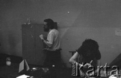 6-12.06.1981, Warszawa, Polska.
Wizyta Czesława Miłosza w Polsce po otrzymaniu Literackiej Nagrody Nobla - oczekiwanie na przybycie noblisty.
Fot. NN, zbiory Ośrodka KARTA/Independent Polish Agency (IPA) przekazał Józef Lebenbaum