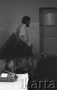6-12.06.1981, Warszawa, Polska.
Wizyta Czesława Miłosza w Polsce po otrzymaniu Literackiej Nagrody Nobla - oczekiwanie na przybycie noblisty. Mężczyzna z psem.
Fot. NN, zbiory Ośrodka KARTA/Independent Polish Agency (IPA) przekazał Józef Lebenbaum
