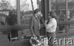 6-12.06.1981, Warszawa, Polska.
Wizyta Czesława Miłosza w Polsce po otrzymaniu Literackiej Nagrody Nobla - oczekiwanie na warszawskim Okęciu na przybycie noblisty. Mirosław Odorowski z bukietem kwiatów w ręku. 
Fot. NN, zbiory Ośrodka KARTA/Independent Polish Agency (IPA) przekazał Józef Lebenbaum