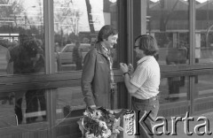 6-12.06.1981, Warszawa, Polska.
Wizyta Czesława Miłosza w Polsce po otrzymaniu Literackiej Nagrody Nobla - oczekiwanie na przybycie noblisty na warszawskim Okęciu. Mirosław Odorowski z bukietem kwiatów. 
Fot. NN, zbiory Ośrodka KARTA/Independent Polish Agency (IPA) przekazał Józef Lebenbaum