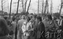 6-12.06.1981, Warszawa, Polska.
Wizyta Czesława Miłosza w Polsce po otrzymaniu Literackiej Nagrody Nobla - oczekiwanie na przybycie noblisty. W białym żakiecie - Carol Thigpen.
Fot. NN, zbiory Ośrodka KARTA/Independent Polish Agency (IPA) przekazał Józef Lebenbaum