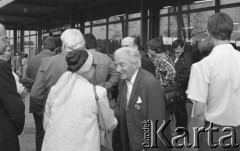 6-12.06.1981, Warszawa, Polska.
Wizyta Czesława Miłosza w Polsce po otrzymaniu Literackiej Nagrody Nobla - oczekiwanie na przybycie noblisty. Na pierwszym planie (w środku) poeta Artur Międzyrzecki (?). Na lewo widoczna jest również poetka Julia Hartwig (fragmentarycznie).
Fot. NN, zbiory Ośrodka KARTA/Independent Polish Agency (IPA) przekazał Józef Lebenbaum