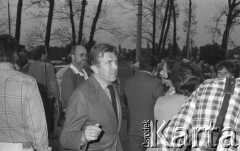 6-12.06.1981, Warszawa, Polska.
Wizyta Czesława Miłosza w Polsce po otrzymaniu Literackiej Nagrody Nobla - oczekiwanie na warszawskim Okęciu na przybycie noblisty. 
Fot. NN, zbiory Ośrodka KARTA/Independent Polish Agency (IPA) przekazał Józef Lebenbaum