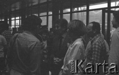 6-12.06.1981, Warszawa, Polska.
Wizyta Czesława Miłosza w Polsce po otrzymaniu Literackiej Nagrody Nobla - oczekiwanie na warszawskim Okęciu na przybycie noblisty. W białym żakiecie - Carol Thigpen.
Fot. NN, zbiory Ośrodka KARTA/Independent Polish Agency (IPA) przekazał Józef Lebenbaum