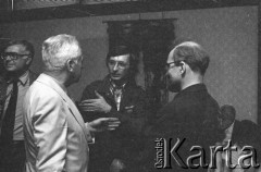 6-12.06.1981, Warszawa, Polska.
Wizyta Czesława Miłosza w Polsce po otrzymaniu Literackiej Nagrody Nobla. Oczekiwanie na przybycie pisarza-noblisty, rozmawiają Seweryn Jaworski (z prawej), Mirosław Odorowski i NN. Z lewej strony stoi Krzysztof Ćliwiński.
Fot. NN, zbiory Ośrodka KARTA/Independent Polish Agency (IPA) przekazał Józef Lebenbaum