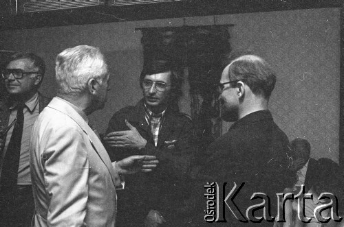 6-12.06.1981, Warszawa, Polska.
Wizyta Czesława Miłosza w Polsce po otrzymaniu Literackiej Nagrody Nobla. Oczekiwanie na przybycie pisarza-noblisty, rozmawiają Seweryn Jaworski (z prawej), Mirosław Odorowski i NN. Z lewej strony stoi Krzysztof Ćliwiński.
Fot. NN, zbiory Ośrodka KARTA/Independent Polish Agency (IPA) przekazał Józef Lebenbaum