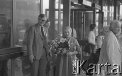 6-12.06.1981, Warszawa, Polska.
Wizyta Czesława Miłosza w Polsce po otrzymaniu Literackiej Nagrody Nobla - oczekiwanie na warszawskim Okęciu na przybycie noblisty. Od lewej strony stoją: Krzysztof Ćliwiński, Mirosław Odorowski  i NN.
Fot. NN, zbiory Ośrodka KARTA/Independent Polish Agency (IPA) przekazał Józef Lebenbaum