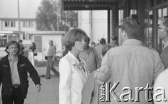 6-12.06.1981, Warszawa, Polska.
Wizyta Czesława Miłosza w Polsce po otrzymaniu Literackiej Nagrody Nobla - oczekiwanie na warszawskim Okęciu na przybycie noblisty. W białym żakiecie - Carol Thigpen. Pierwszy z prawej stoi Krzysztof Ćliwiński.
Fot. NN, zbiory Ośrodka KARTA/Independent Polish Agency (IPA) przekazał Józef Lebenbaum