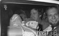 6-12.06.1981, Warszawa, Polska.
Wizyta Czesława Miłosza w Polsce po otrzymaniu Literackiej Nagrody Nobla - oczekiwanie na przybycie noblisty. Synowie pisarza, Antoni Miłosz (po prawej stronie) i Piotr Miłosz.
Fot. NN, zbiory Ośrodka KARTA/Independent Polish Agency (IPA) przekazał Józef Lebenbaum