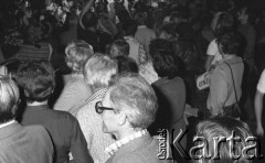 6-12.06.1981, Warszawa, Polska.
Wizyta Czesława Miłosza w Polsce po otrzymaniu Literackiej Nagrody Nobla - oczekiwanie na przybycie noblisty. 
Fot. NN, zbiory Ośrodka KARTA/Independent Polish Agency (IPA) przekazał Józef Lebenbaum