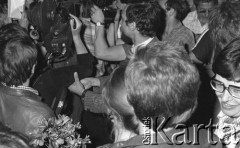 6-12.06.1981, Warszawa, Polska.
Wizyta Czesława Miłosza w Polsce po otrzymaniu Literackiej Nagrody Nobla - oczekiwanie na przybycie noblisty. 
Fot. NN, zbiory Ośrodka KARTA/Independent Polish Agency (IPA) przekazał Józef Lebenbaum