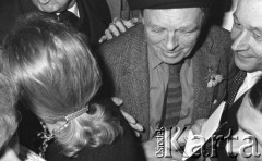 6-12.06.1981, Warszawa, Polska.
Wizyta Czesława Miłosza w Polsce po otrzymaniu Literackiej Nagrody Nobla - powitanie noblisty. 
Fot. NN, zbiory Ośrodka KARTA/Independent Polish Agency (IPA) przekazał Józef Lebenbaum