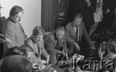 6-12.06.1981, Warszawa, Polska.
Wizyta Czesława Miłosza w Polsce po otrzymaniu Literackiej Nagrody Nobla - konferencja prasowa z udziałem noblisty. Od lewej strony siedzą: syn pisarza, Piotr Miłosz, Czesław Miłosz i Antoni Miłosz, drugi syn pisarza.
Fot. NN, zbiory Ośrodka KARTA/Independent Polish Agency (IPA) przekazał Józef Lebenbaum
