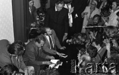 6-12.06.1981, Warszawa, Polska.
Wizyta Czesława Miłosza w Polsce po otrzymaniu Literackiej Nagrody Nobla - konferencja prasowa z udziałem noblisty. Po prawej stronie siedzi Antoni Miłosz, syn pisarza, obok stoi ojciec profesor Mieczysław Albert Krąpiec, rektor Katolickiego Uniwersytetu Lubelskiego.
Fot. NN, zbiory Ośrodka KARTA/Independent Polish Agency (IPA) przekazał Józef Lebenbaum
